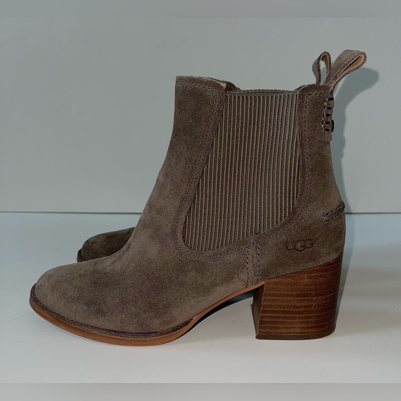 UGG FAYE CHELSEA SUEDE BOOTIE IN MYSTERIOUS BROWN SIZE 8 - Picture 2 of 10